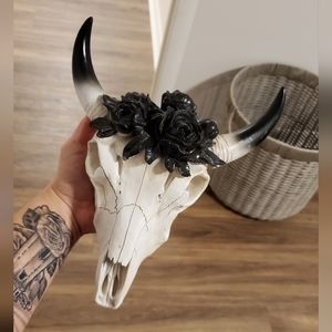 Skull with flower crown wall decor black / white longhorn animal